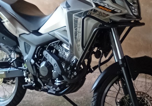 Ladrões furtam moto de dentro de garagem e morador pede ajuda para recuperar veículo