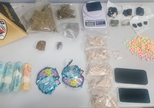 Polícia Militar apreende maconha, haxixe e drogas sintéticas e prende dois jovens por tráfico