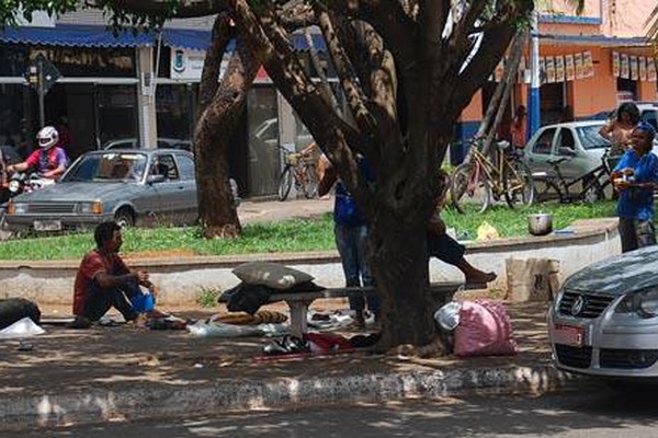 Moradores de rua usam droga, fazem comida e perturbam comerciantes em praça