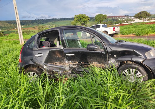 Acidente em loteamento sem sinalização deixa mulher de 38 anos e criança de 1 ano feridas