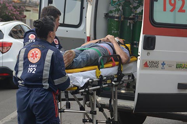 Com escoriações no braço, motociclista inabilitado é levado à UPA após acidente em Patos de Minas