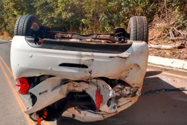 Motorista tenta desviar de seriema na MG 410 e capota veículo em Presidente Olegário