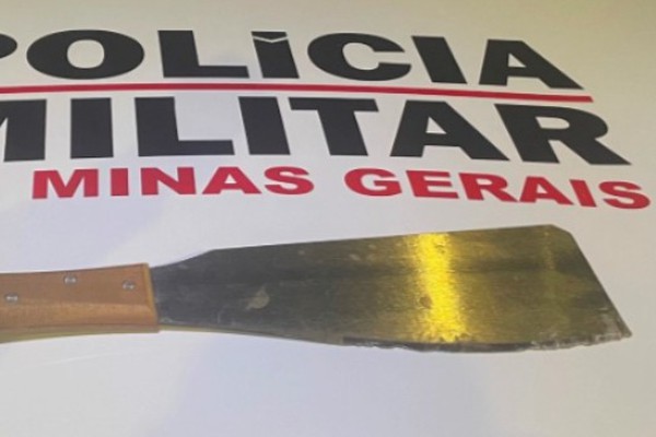 Filho é preso após ameaçar a própria mãe e se armar com facão para ofender policiais