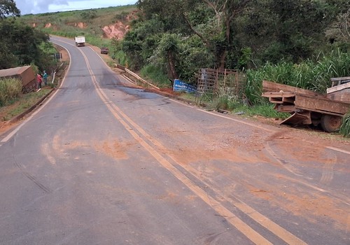 Caminhonete tenta cruzar pista e é atingida por carreta na MG-230 em Rio Paranaíba