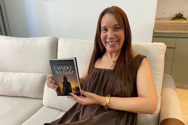 Caindo na Vida! Patense que ficou tetraplégica em acidente doméstico lança livro com história de superação