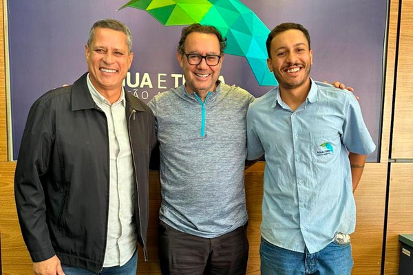 Augusto Cury fecha parceria com a Água e Terra e emociona equipe em visita surpresa