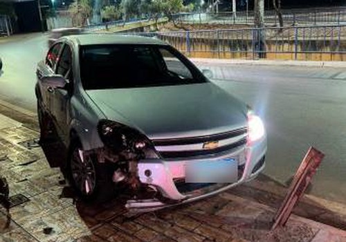 Carro atinge barras de ferro de proteção na Av. Fátima Porto e acaba preso em Patos de Minas