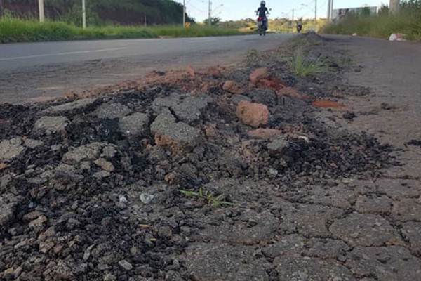 Com apenas 5 anos de uso, asfalto da avenida Fátima Porto já apresenta desgaste e buracos