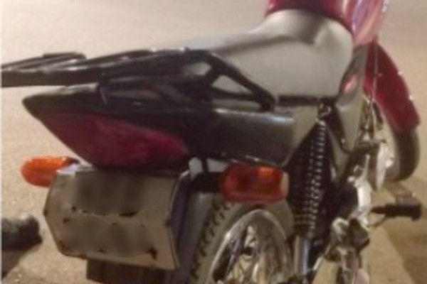Jovem é preso após empinar moto com placa dobrada e circular em alta velocidade na Rua Major Gote