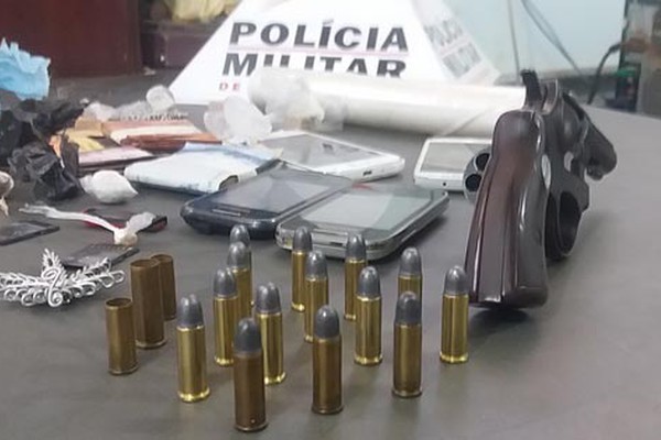 Polícia Militar apreende drogas, dinheiro, arma e munições em duas casas em Lagoa Formosa