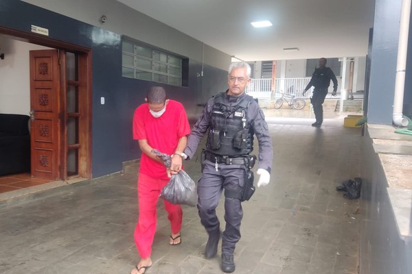 Detento furta objetos de outros presos durante procedimento de soltura e acaba preso novamente em Patos de Minas