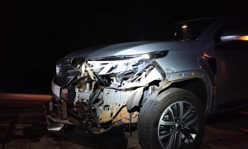 Motorista de picape inicia manobra pra sair do acostamento e atinge caminhonete na BR365