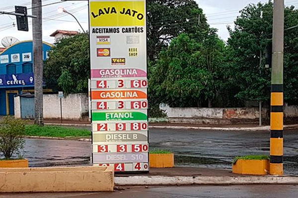 Redução anunciada não acontece e gasolina continua com preço recorde em Patos de Minas