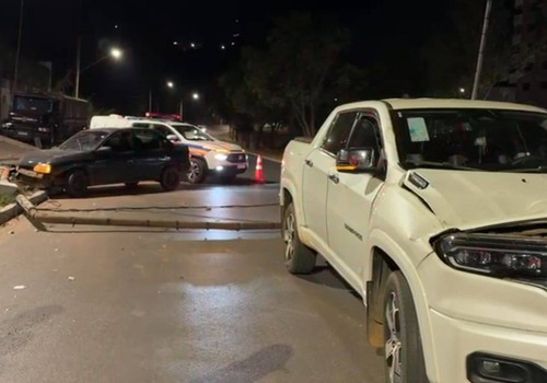 Veículo descontrolado arranca semáforo, que atinge caminhonete e dificulta o trânsito na av. Fátima Porto