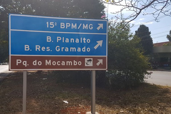 Placas indicam direção errada de bairro em Patos de Minas e moradores pedem providência