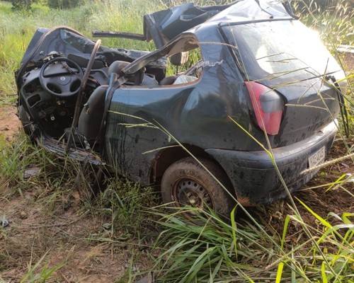 Veículo bate de frente com ônibus de passageiros na BR-365 e deixa motorista gravemente ferido