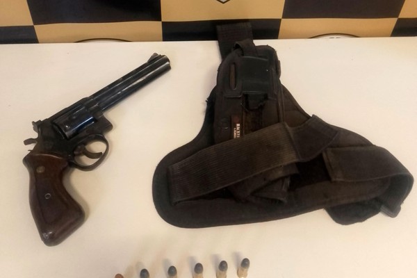 Polícia Militar é acionada para conter violência doméstica e prende homem armado em Patrocínio