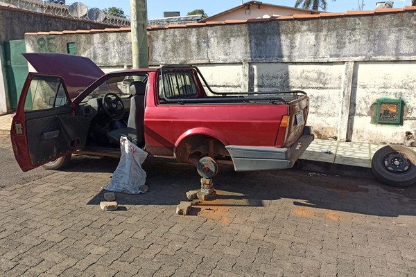 Polícia Militar flagra ladrão desmanchando veículo que tinha furtado em Patos de Minas
