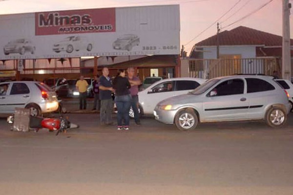 Condutora tenta conversão, motociclista bate durante ultrapassagem e acaba ferido em Patos de Minas 