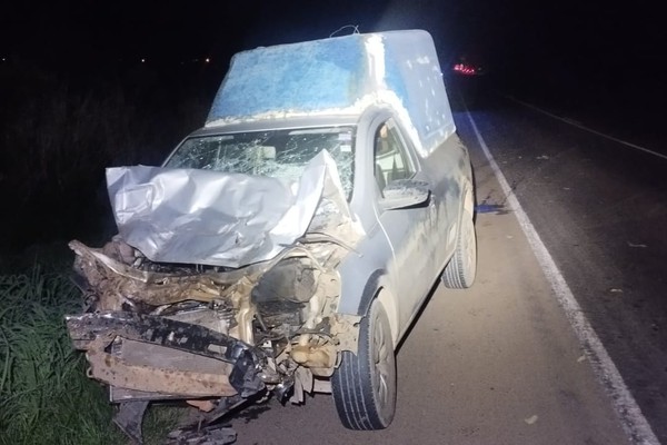 Motorista perde controle de caminhonete após pneu estourar e bate em picape na BR352