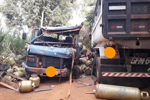 Caminhões batem de frente na estrada de Bonsucesso e motorista é socorrido pelos bombeiros