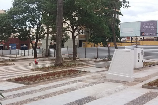Empreiteira finaliza obras na Praça Abner Afonso e entrega pode ser feita ainda este ano