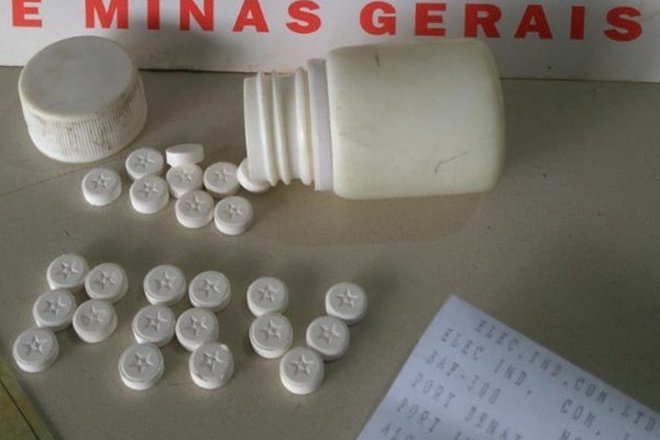 Polícia Militar Rodoviária encontra comprimidos usados como rebite com motorista na BR 354