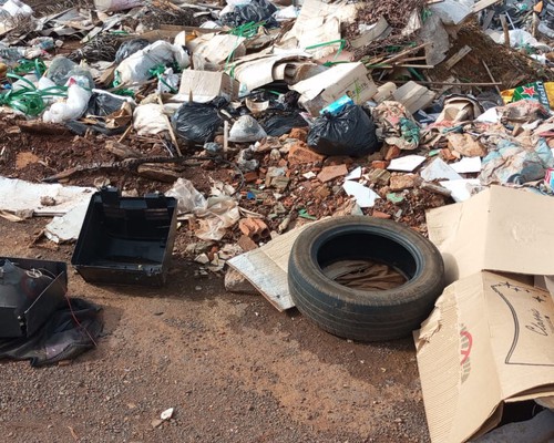 Descarte irregular de lixo e entulho cria lixão às margens da BR 365, em Patos de Minas
