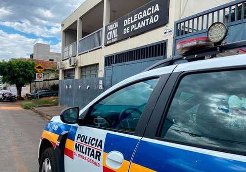 Homem ataca vizinha com ofensas homofóbicas, exibe os órgãos genitais e ameaça incendiar sua moto