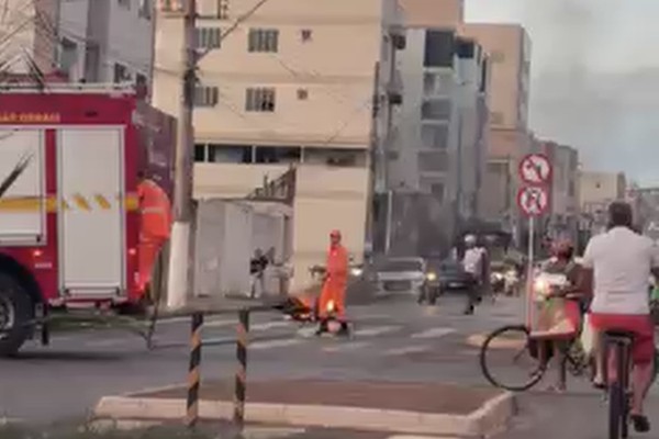 Motocicleta pega fogo após condutor parar em semáforo da rua Major Gote, em Patos de Minas