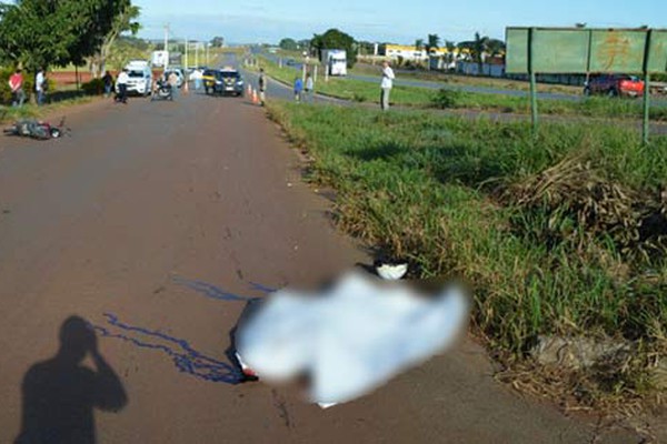 Motociclista morre ao ser atropelado na marginal da BR365; carro não fica no local do acidente