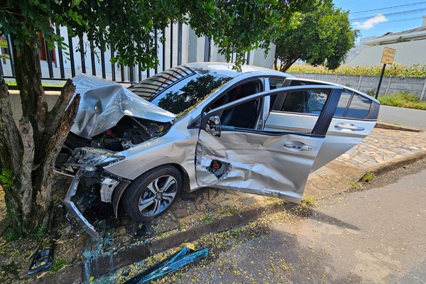 Idosa avança parada obrigatória e provoca acidente no bairro Alto Caiçaras; veja o vídeo
