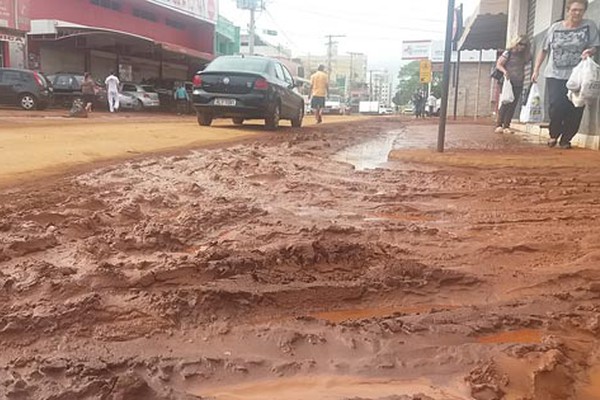 Chuva espalha sujeira de obra paralisada no bairro Rosário e deixa moradores indignados