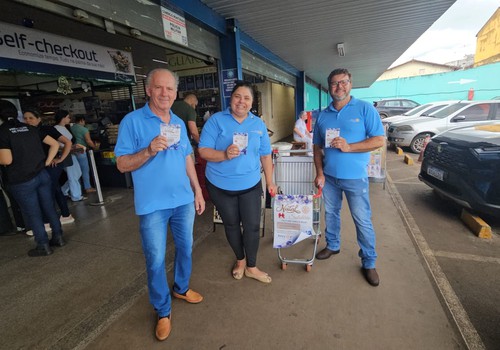 Rotarianos passam o fim de semana arrecadando donativos para a Campanha de Natal