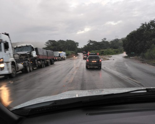 Carretas batem de frente e motoristas ficam feridos no trevo da BR 365 com a Estrada da Serrinha