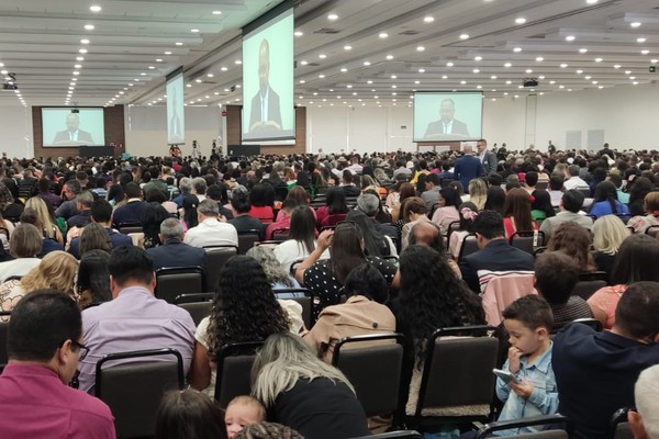 Após três anos, Testemunhas de Jeová voltam a se reunir em congresso com mais de 3 mil pessoas
