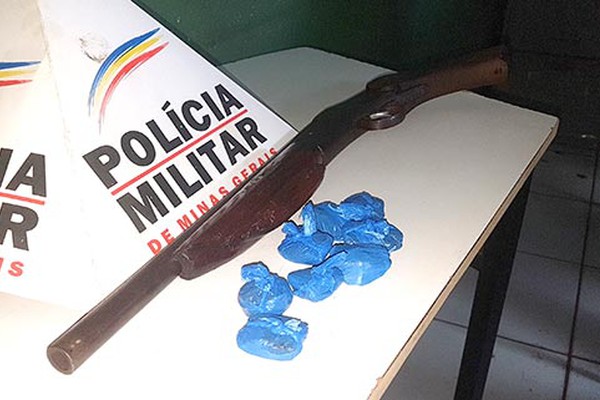 PM apreende droga e arma de fogo ao flagrar dupla negociando escopeta em Patos de Minas  