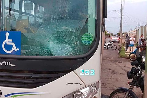 Motociclista é socorrido ao avançar parada e ser arrastado por ônibus em Patos de Minas