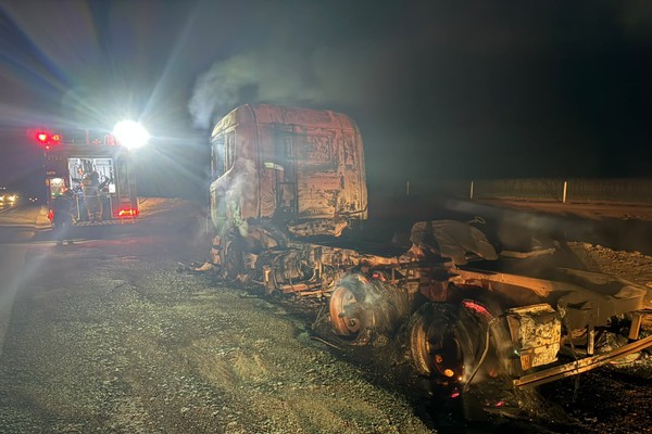 Caminhão fica destruído após ser tomado por incêndio na BR 365, em Varjão de Minas