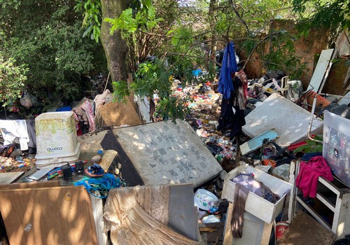 Prefeitura cumpre determinação judicial de limpeza em casas abarrotadas de lixos, em Patos de Minas