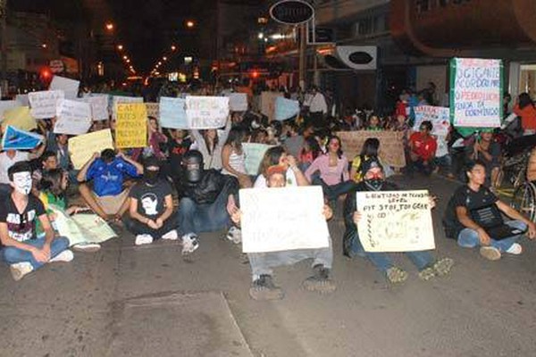 Problemas municipais dominam reivindicações na 2ª manifestação de Patos