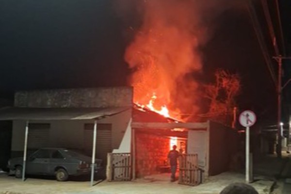 Moradora usa isqueiro para procurar objeto debaixo da cama e põe fogo na casa inteira