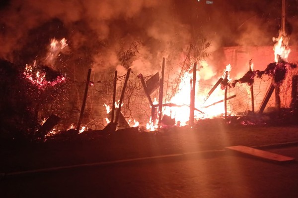 Fogo em lote vago no centro de Patos de Minas assusta moradores e mobiliza bombeiros