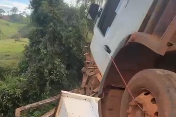 Ponte tombada pelo patrimônio histórico desaba com caminhão em Patos de Minas; Prefeitura programava recuperação