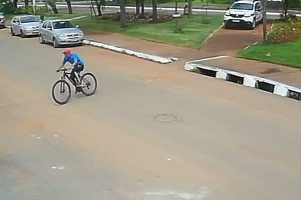 Ciclista foge, sobe em canteiro central, mas polícia vai atrás e ele acaba preso