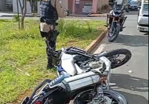 Jovens em moto ficam gravemente feridos após baterem em caminhão durante fuga em Patos de Minas