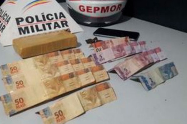 Mototaxista é preso ao ser flagrado por policiais militares recebendo tablete de maconha