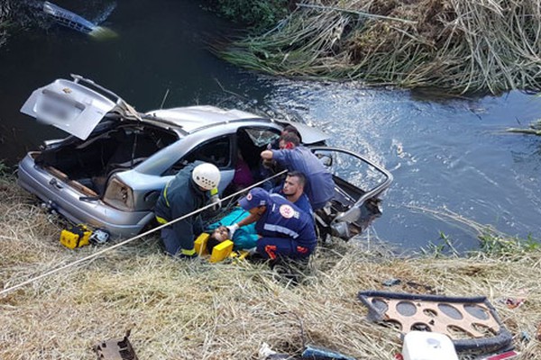 Bombeiros e Samu resgatam vítimas de acidente no Córrego Monjolo. Um morreu