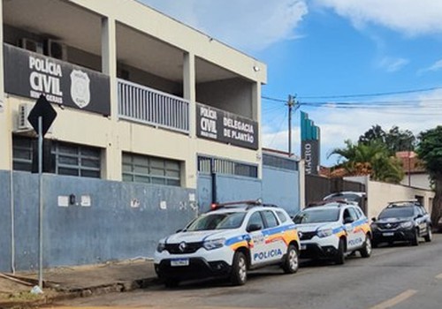 “Achado não é roubado”: Dupla é presa após encontrar cartão e esgotar o saldo, em Patos de Minas