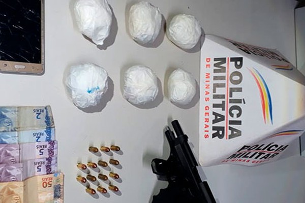 Após denúncia de violência doméstica, homem é preso com arma e cocaína em Monte Carmelo